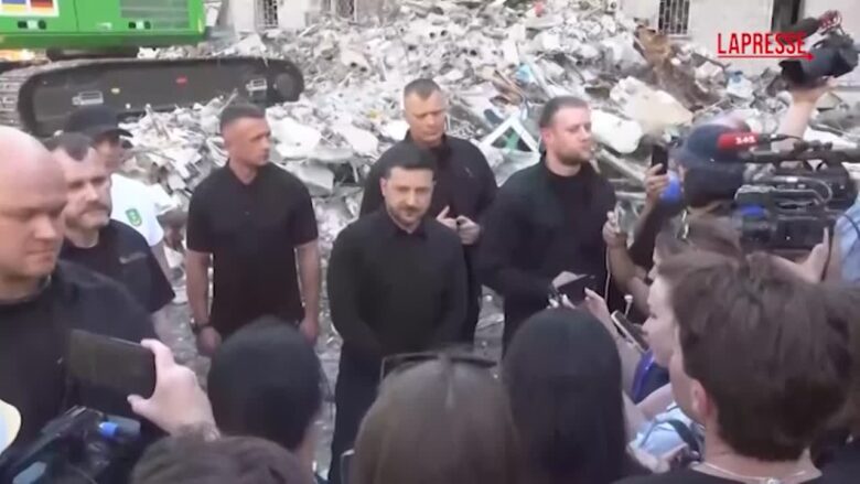 Ucraina, Zelensky visita edifici colpiti a Kiev: "Da Usa abbiamo bisogno di più oltre alle parole"