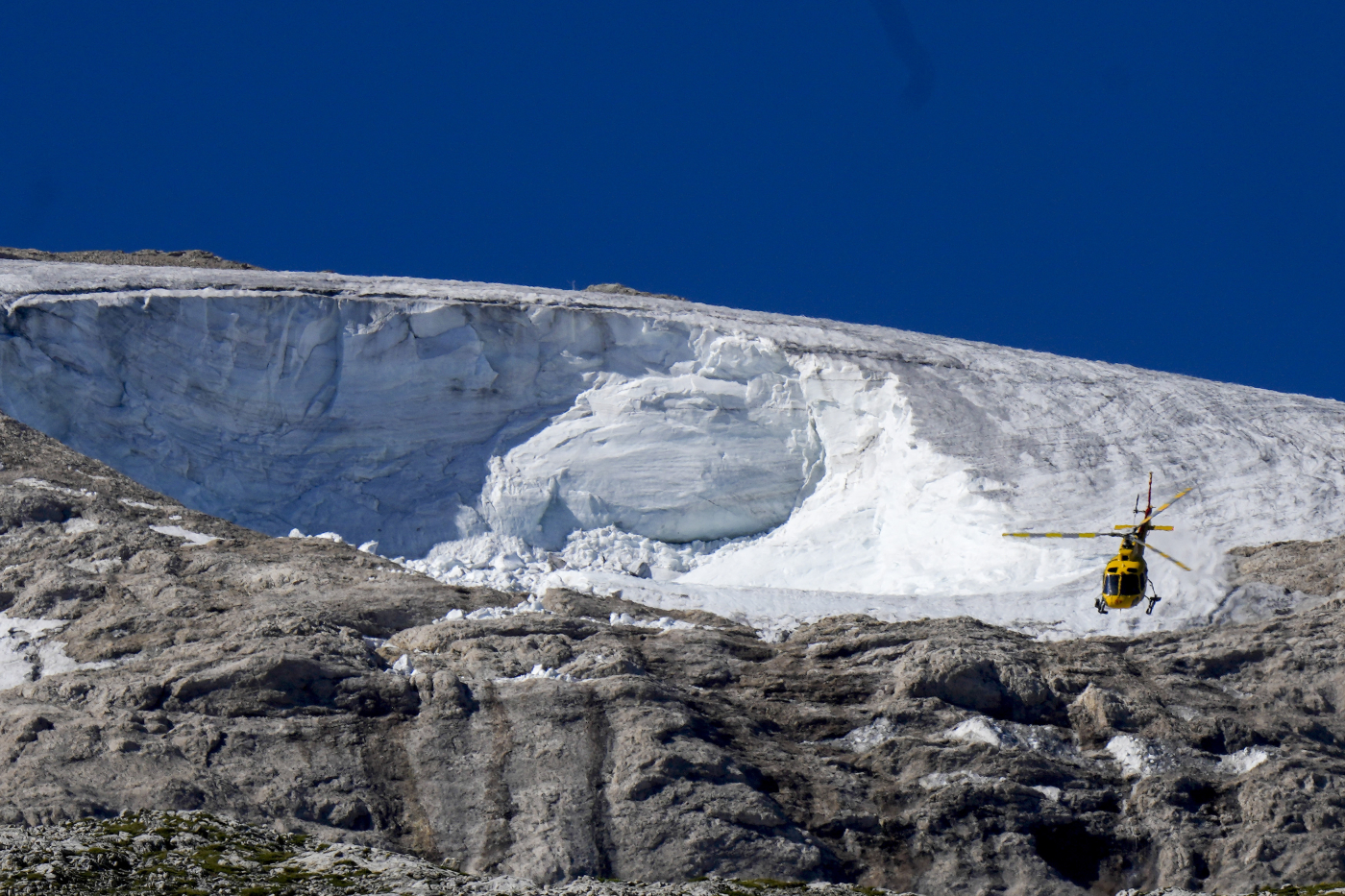 Marmolada, quattro anni fa il collasso del ghiacciaio: 11 i morti Marmolada, quattro anni fa il collasso del ghiacciaio: 11 i morti