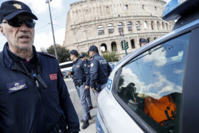 Roma, sparano fuochi d’artificio al Colosseo poi feriscono due agenti: fermati tre giovani