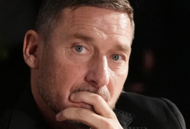 Francesco Totti, 2mila vespe germaniche invadono la casa dell’ex Capitano: il post virale del disinfestatore