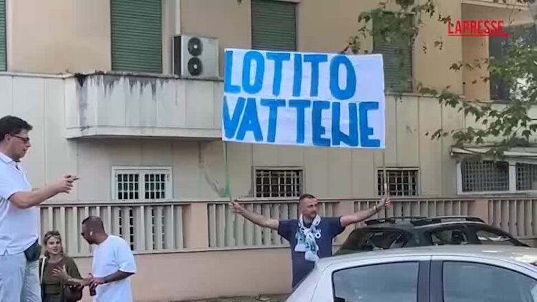 Roma, tifosi laziali in corteo contro Lotito: “È un ladro di sogni”