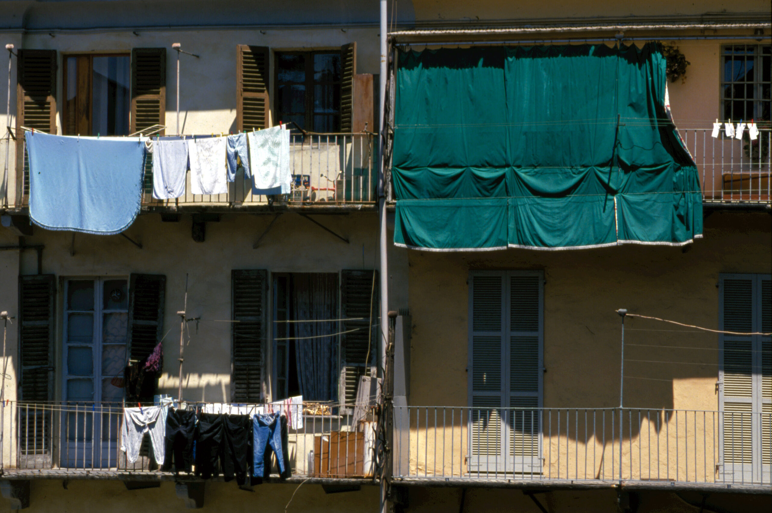 Milano, bimbo cade dal quarto piano a Rescaldina: salvato dai fili per stendere il bucato Milano, bimbo cade dal quarto piano a Rescaldina: salvato dai fili per stendere il bucato