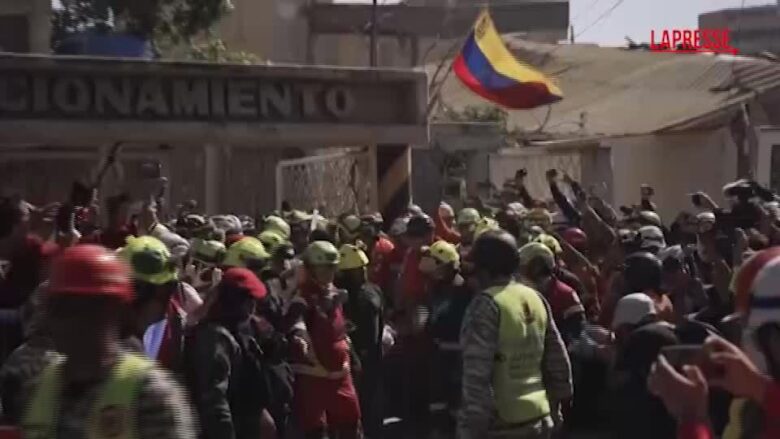 Venezuela, estratto vivo un uomo intrappolato sotto le macerie da 8 giorni