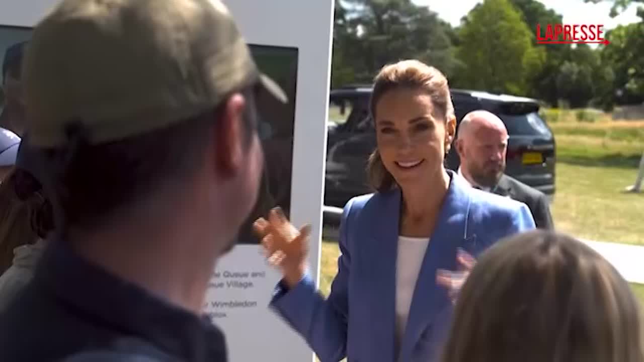 Wimbledon 2026, Kate Middleton torna al torneo e saluta gli spettatori in fila Wimbledon 2026, Kate Middleton torna al torneo e saluta gli spettatori in fila