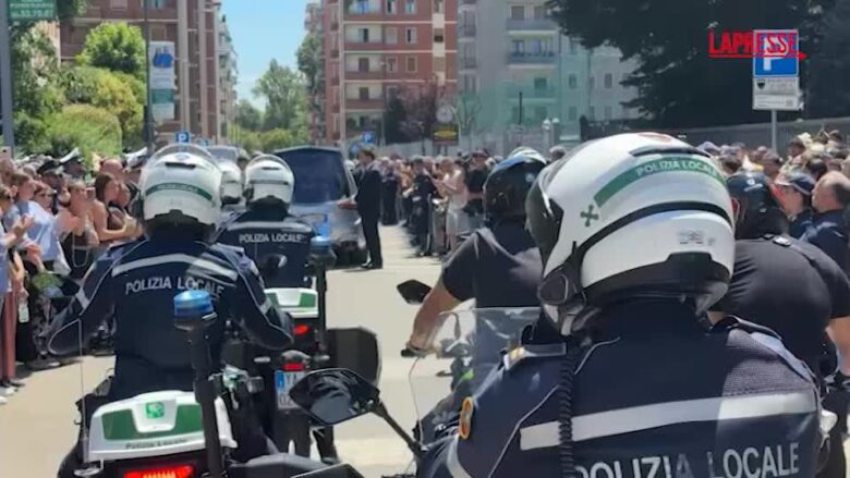 Milano, accelerate e applausi per l'addio all'agente Francesco Imprezzabile