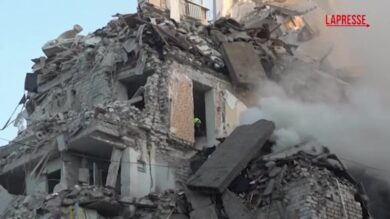 Ucraina: attacchi russi nella notte su Kiev, vittime ed edifici distrutti