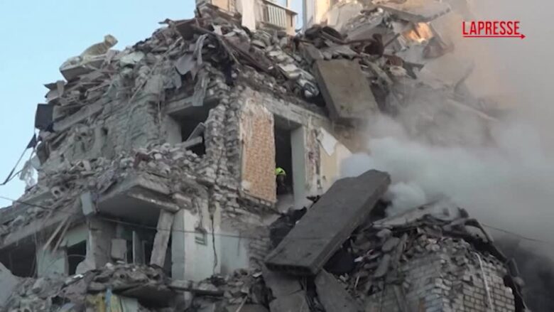 Ucraina: attacchi russi nella notte su Kiev, vittime ed edifici distrutti