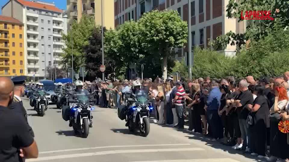 Francesco Imprezzabile, l'arrivo della salma dell'agente morto nella chiesa a Milano