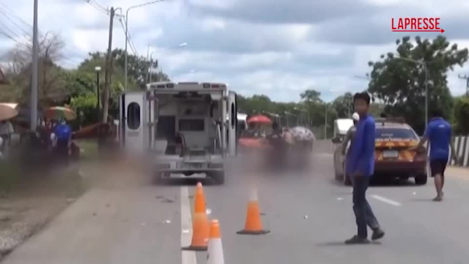 thailandia bambino alla guida di pickup travolge gruppo monaci il video dopo lo scontro da Lapresse.it thailandia bambino alla guida di pickup travolge gruppo monaci il video dopo lo scontro