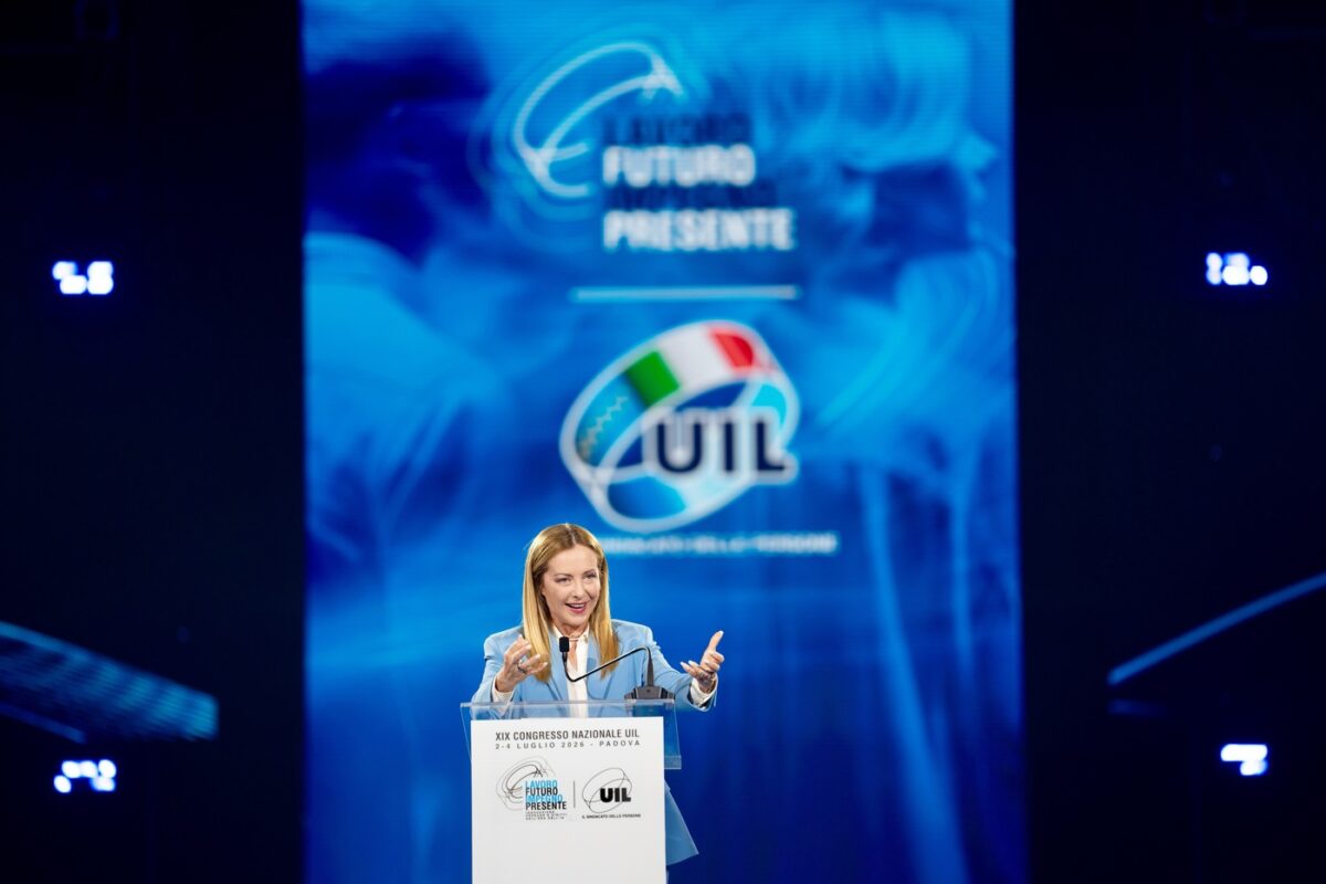 Al Congresso della Uil dialogo Bombardieri-Meloni, apertura su detassazione rinnovi Al Congresso della Uil dialogo Bombardieri-Meloni, apertura su detassazione rinnovi