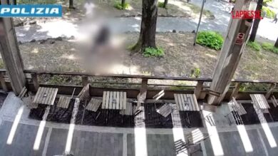 Monza, rissa in stazione finisce a coltellate: il video