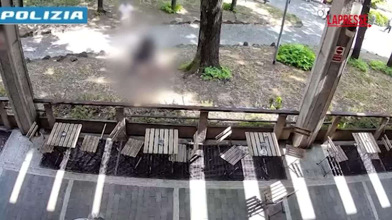 monza rissa in stazione finisce a coltellate il video da Lapresse.it monza rissa in stazione finisce a coltellate il video