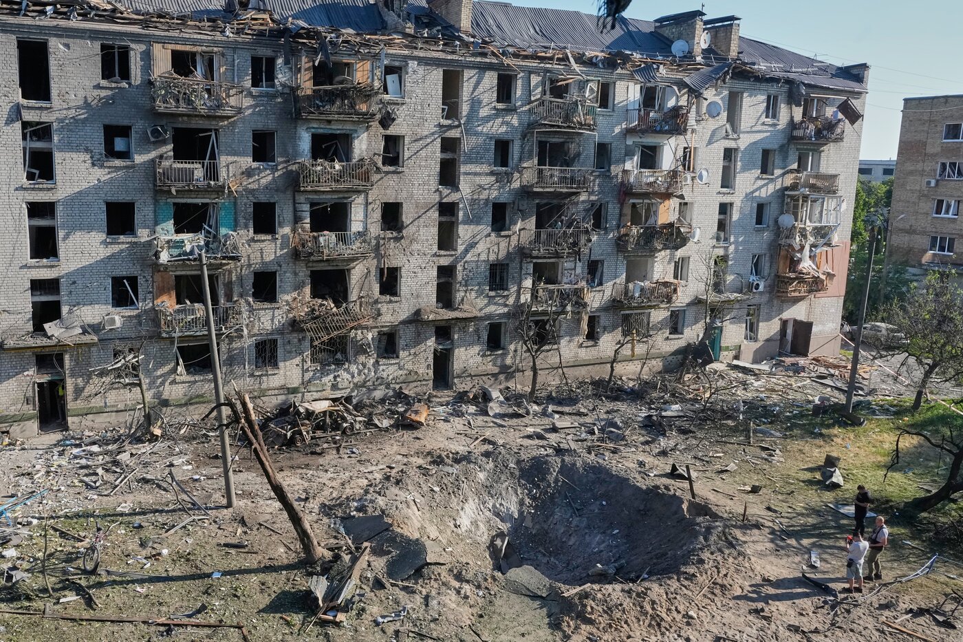 Ucraina, drone colpisce condominio a Sumy: 4 morti tra cui una bambina di un anno – La diretta Ucraina, drone colpisce condominio a Sumy: 4 morti tra cui una bambina di un anno – La diretta