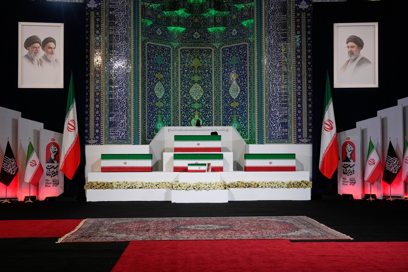 Iran, la salma di Ali Khamenei nella Grande Moschea di Teheran per i funerali