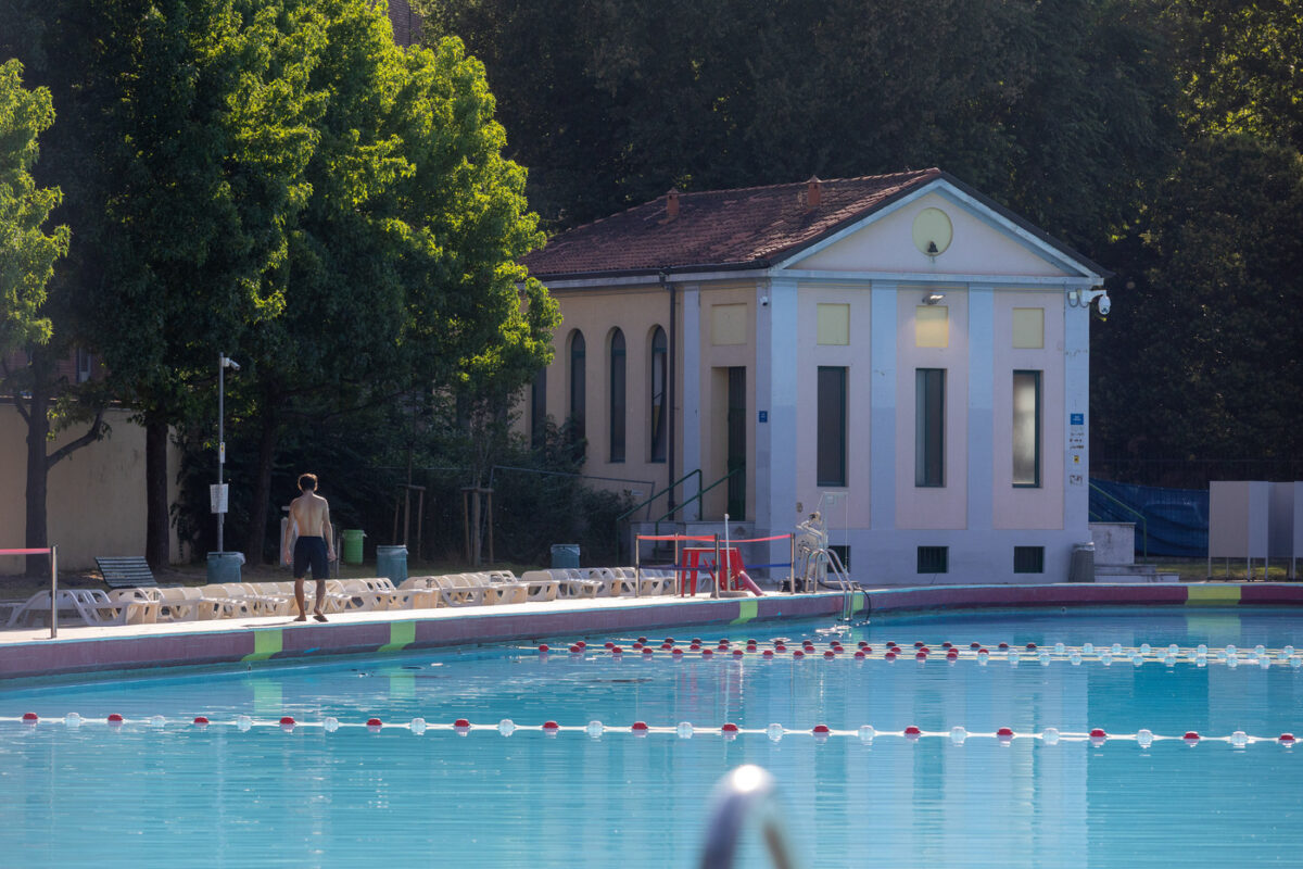 Milano, entra di notte in una piscina pubblica e annega: morto 28enne