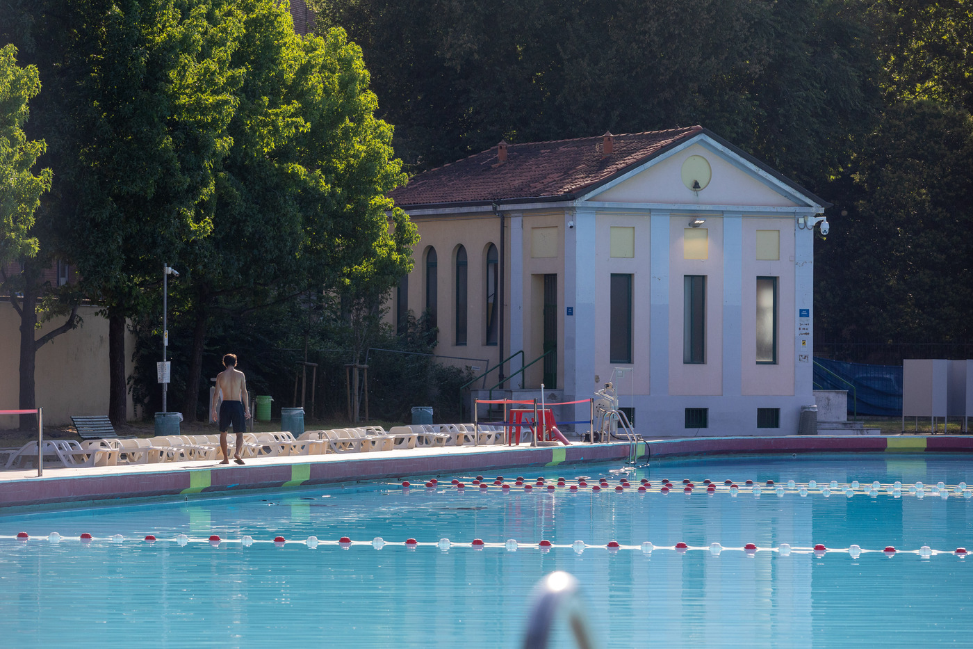 Milano, entra di notte in una piscina pubblica e annega: morto 28enne Milano, entra di notte in una piscina pubblica e annega: morto 28enne