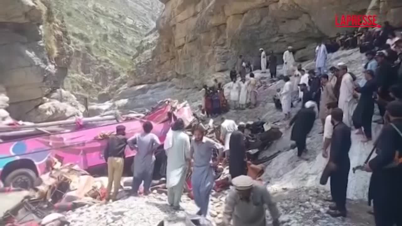 pakistan bus precipita in un burrone almeno 40 morti a dana sar da Lapresse.it pakistan bus precipita in un burrone almeno 40 morti a dana sar
