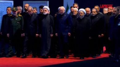 Iran, il presidente Pezeshkian rende omaggio al feretro di Ali Khamenei