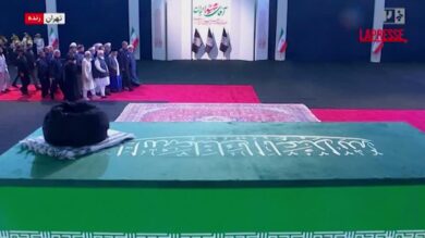 Iran, a Teheran esposto il feretro di Ali Khamenei