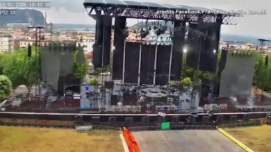 Maltempo a Napoli, crolla palco all’ex base Nato: il video
