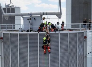 Francoforte, operai bloccati a 240 metri sul grattacielo Commerzbank salvati dai vigili del fuoco
