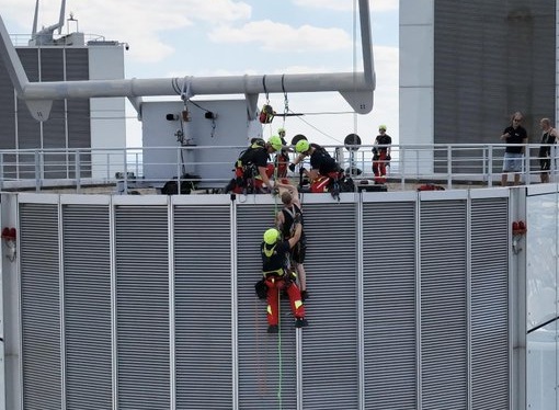 Francoforte, operai bloccati a 240 metri sul grattacielo Commerzbank salvati dai vigili del fuoco Francoforte, operai bloccati a 240 metri sul grattacielo Commerzbank salvati dai vigili del fuoco