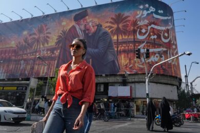 Iran, i negoziati con gli Usa riprenderanno l’11 luglio. Trump: “Colpire a funerali Khamenei? Non resterebbe nessuno con cui negoziare”