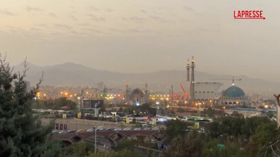 iran prosegue l omaggio dei cittadini alla salma di al236 khamenei da Lapresse.it iran prosegue l omaggio dei cittadini alla salma di al236 khamenei