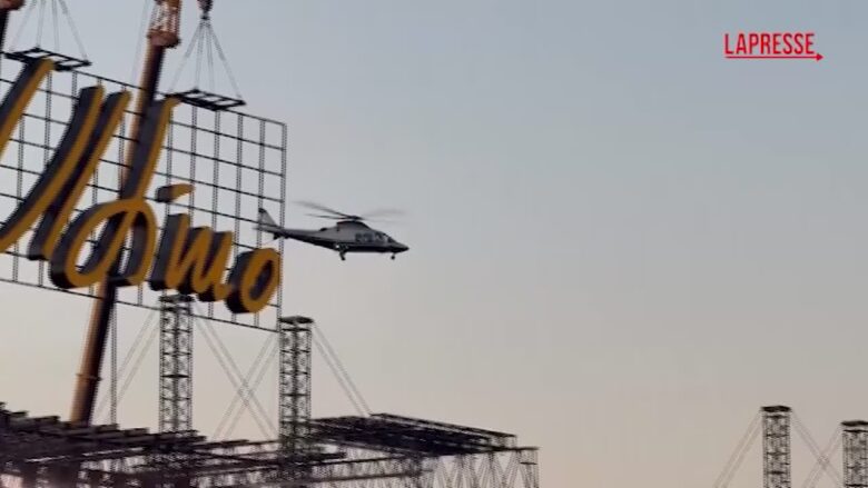 Ultimo a Tor Vergata, l'arrivo del cantante in elicottero