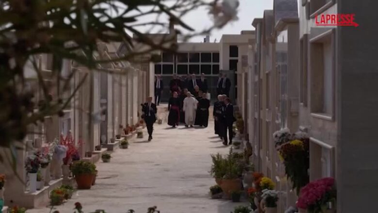 Lampedusa, il Papa prega nel cimitero dei migranti: vola via la papalina