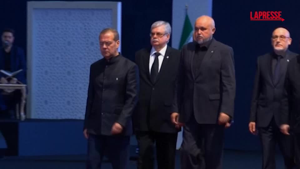 iran il russo medvedev a teheran per i funerali di khamenei da Lapresse.it iran il russo medvedev a teheran per i funerali di khamenei