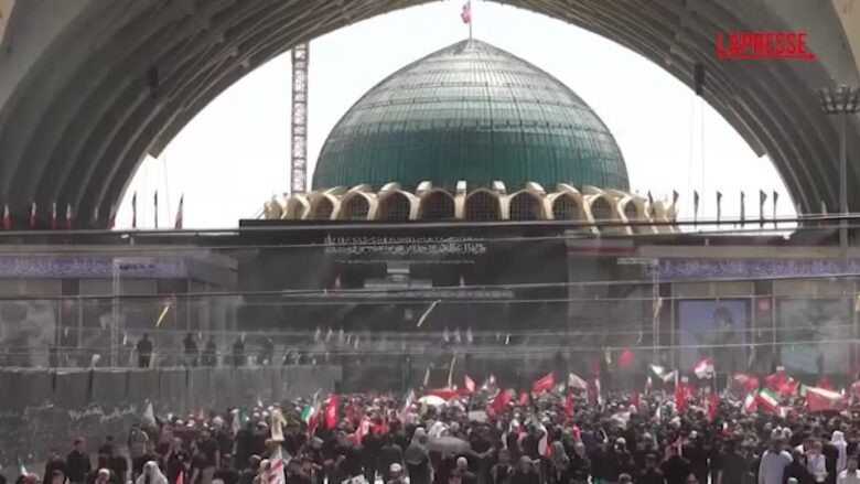 Iran, nella capitale centinaia di migliaia di persone piangono Khamenei