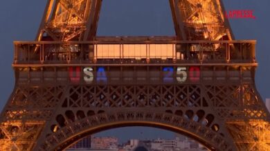 4 luglio, la Torre Eiffel si illumina con i colori della bandiera americana