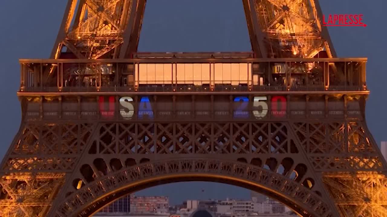 4 luglio la torre eiffel si illumina con i colori della bandiera americana da Lapresse.it 4 luglio la torre eiffel si illumina con i colori della bandiera americana