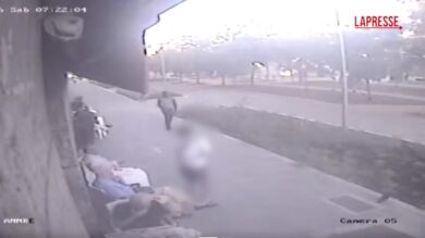 Milano, accoltellamento fuori da un bar: le immagini dell'aggressione