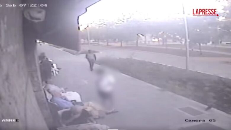 Milano, accoltellamento fuori da un bar: le immagini dell'aggressione