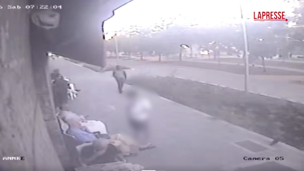 Milano, accoltellamento fuori da un bar: le immagini dell'aggressione