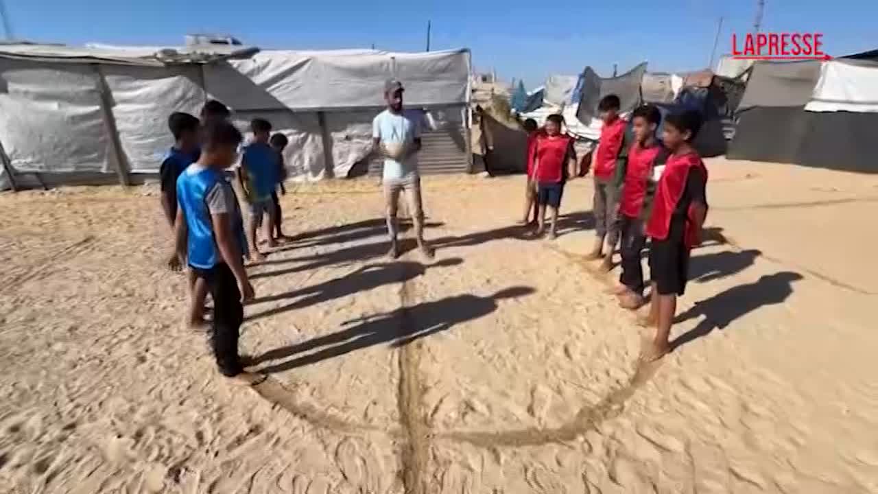 gaza bimbi e ragazzi giocano a calcio mimando i campioni dei mondiali 2026 da Lapresse.it gaza bimbi e ragazzi giocano a calcio mimando i campioni dei mondiali 2026