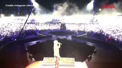Ultimo a Tor Vergata, il pubblico canta a squarciagola il brano Pianeti