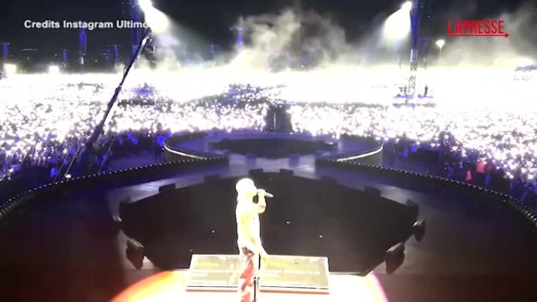 Ultimo a Tor Vergata, il pubblico canta a squarciagola il brano Pianeti