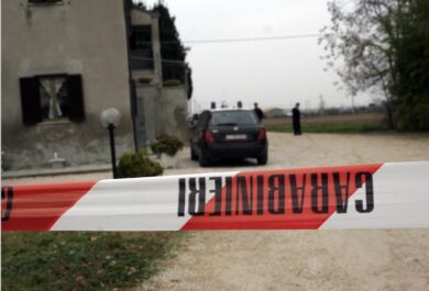 Palermo, 53enne ucciso a coltellate: coinquilino si barrica in casa e apre il gas, poi si arrende