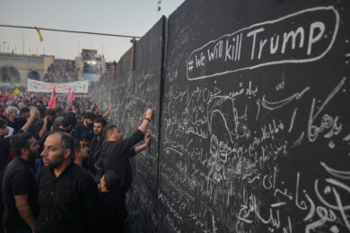 Iran, invocazioni contro Trump ai funerali di Khamenei: tensione con gli Usa