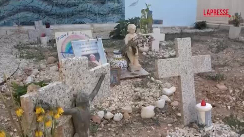 Papa Leone XIV a Lampedusa, il cimitero dei naufraghi tra speranza e oblio: “Anche da morti non contano niente”