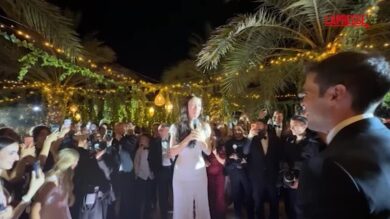 Aurora Ramazzotti, presenta live il suo primo Ep al matrimonio: è un regalo per il marito Goffredo Cerza
