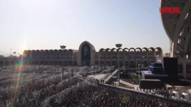 Iran, folla immensa nel secondo giorno dei funerali di Ali Khamenei