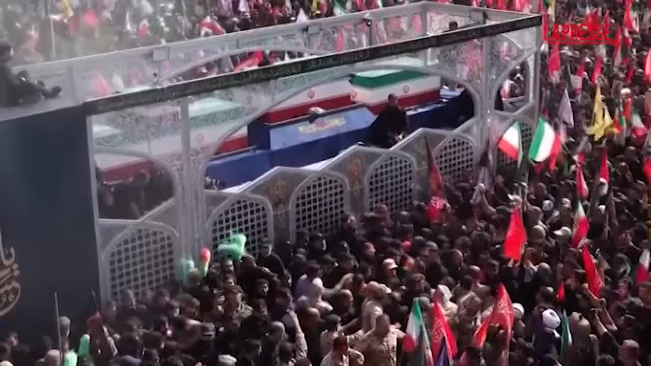 iran la bara di ali khamenei tra la folla di fedeli da Lapresse.it iran la bara di ali khamenei tra la folla di fedeli