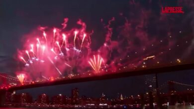 4 luglio, lo spettacolo pirotecnico sul Ponte di Brooklyn