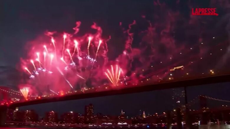 4 luglio, lo spettacolo pirotecnico sul Ponte di Brooklyn