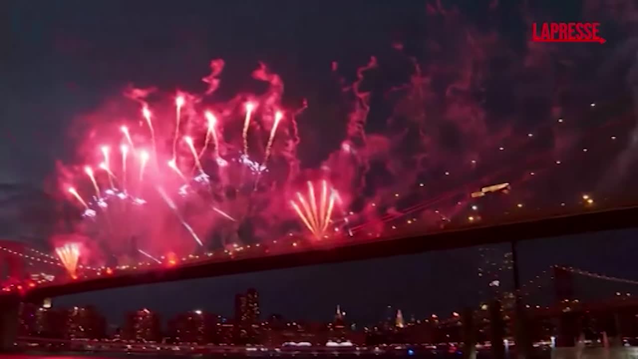 4 luglio lo spettacolo pirotecnico sul ponte di brooklyn da Lapresse.it 4 luglio lo spettacolo pirotecnico sul ponte di brooklyn