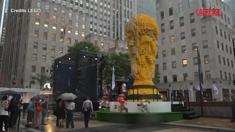 Mondiali 2026, un milione di mattoncini per la Coppa del Mondo: a New York svelato il trofeo Lego gigante